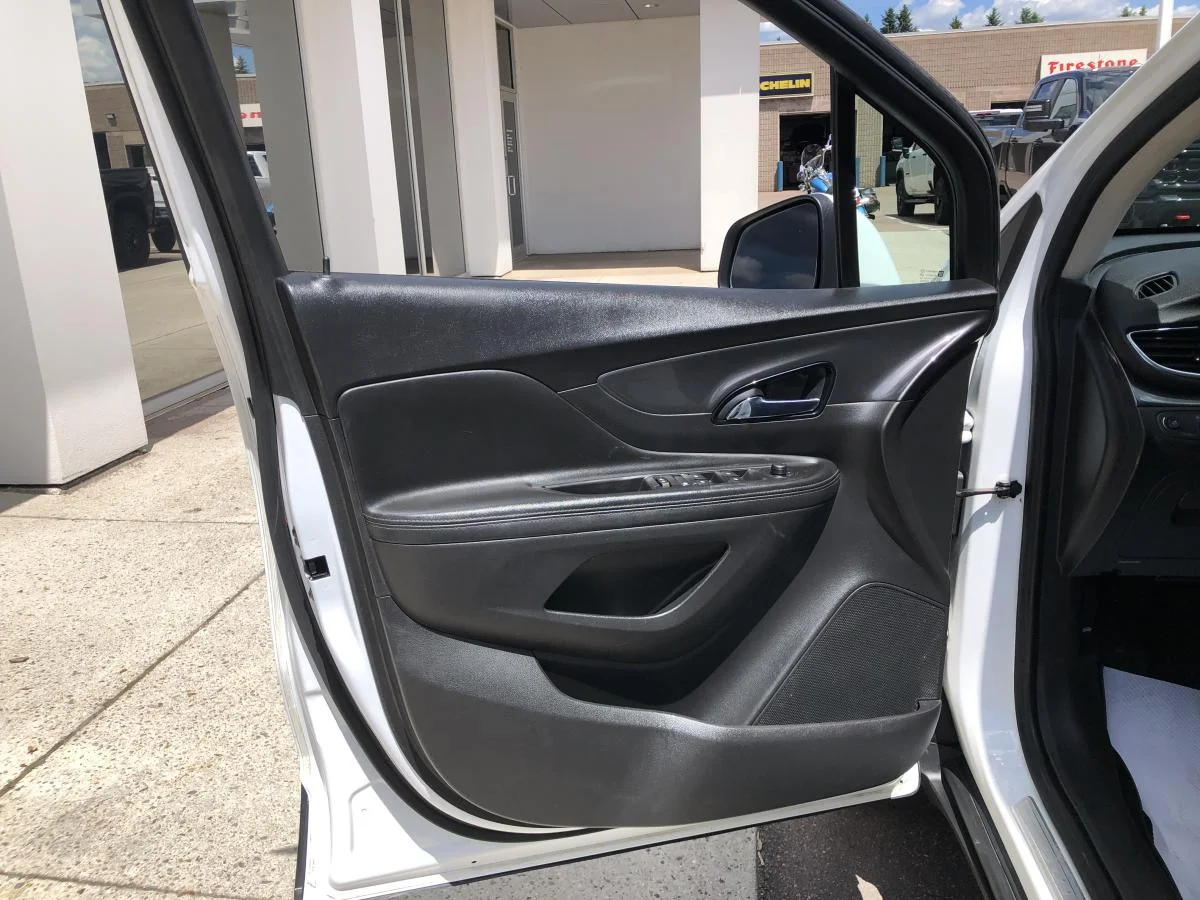 Used 2020 White Buick Awd 4dr Preferred image 10