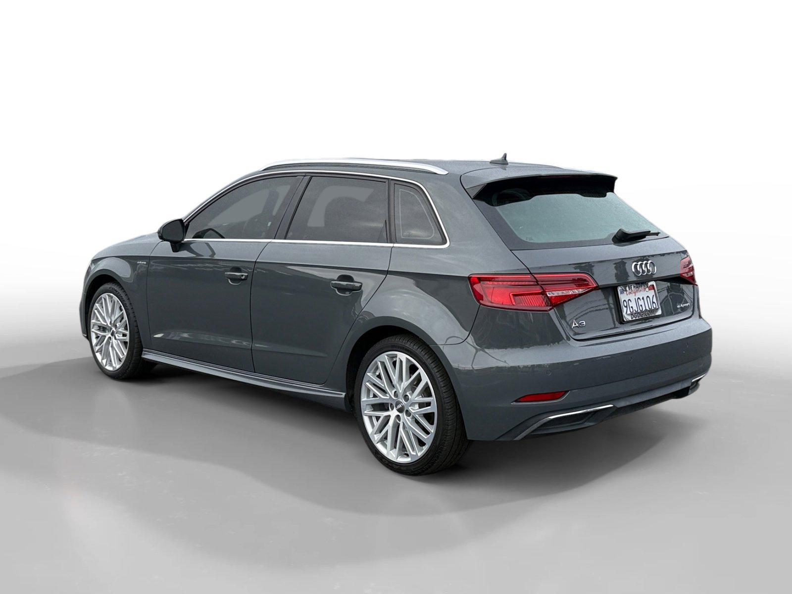 Used 2018 Gray Metallic Audi 1.4T Premium image 3