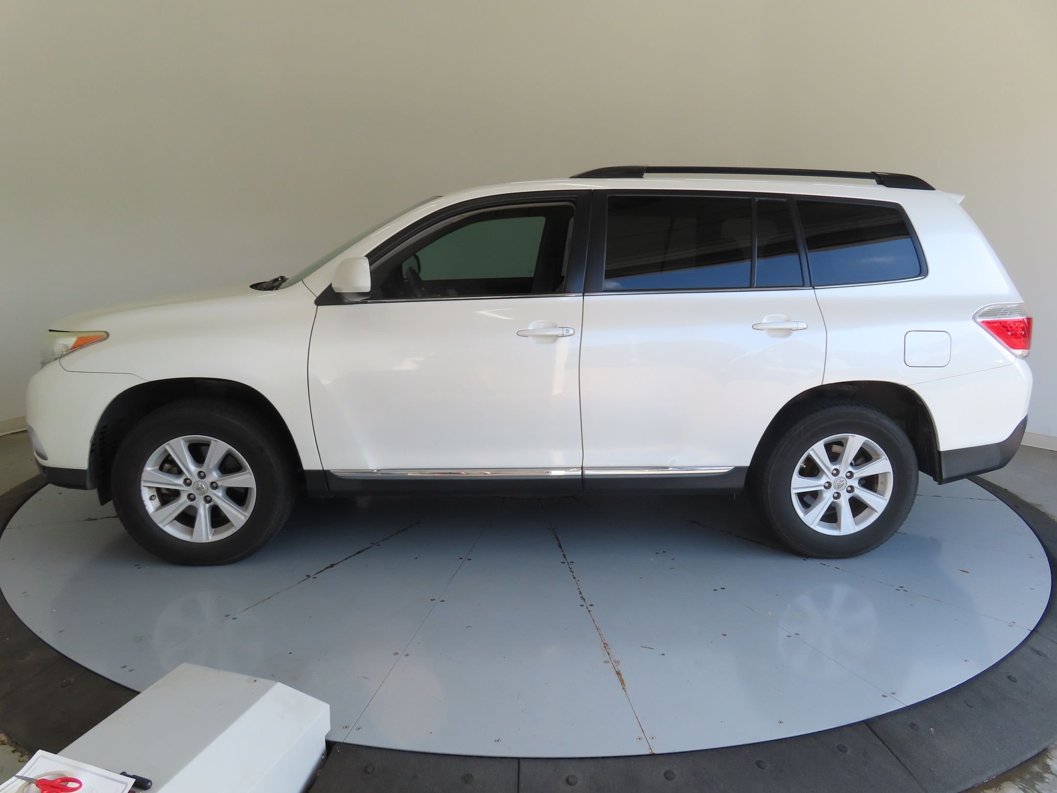 Used 2012 White Toyota Base image 7