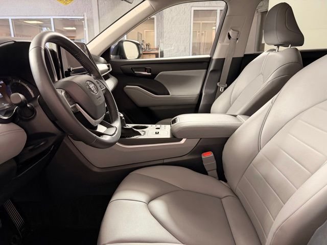 Used 2024  Toyota XLE image 20