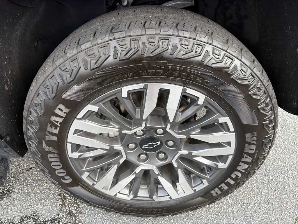 Used 2025 Gray Chevrolet Z71 image 12