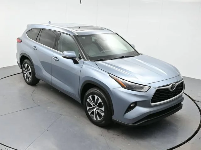 Used 2022 Moon Dust Toyota XLE image 34