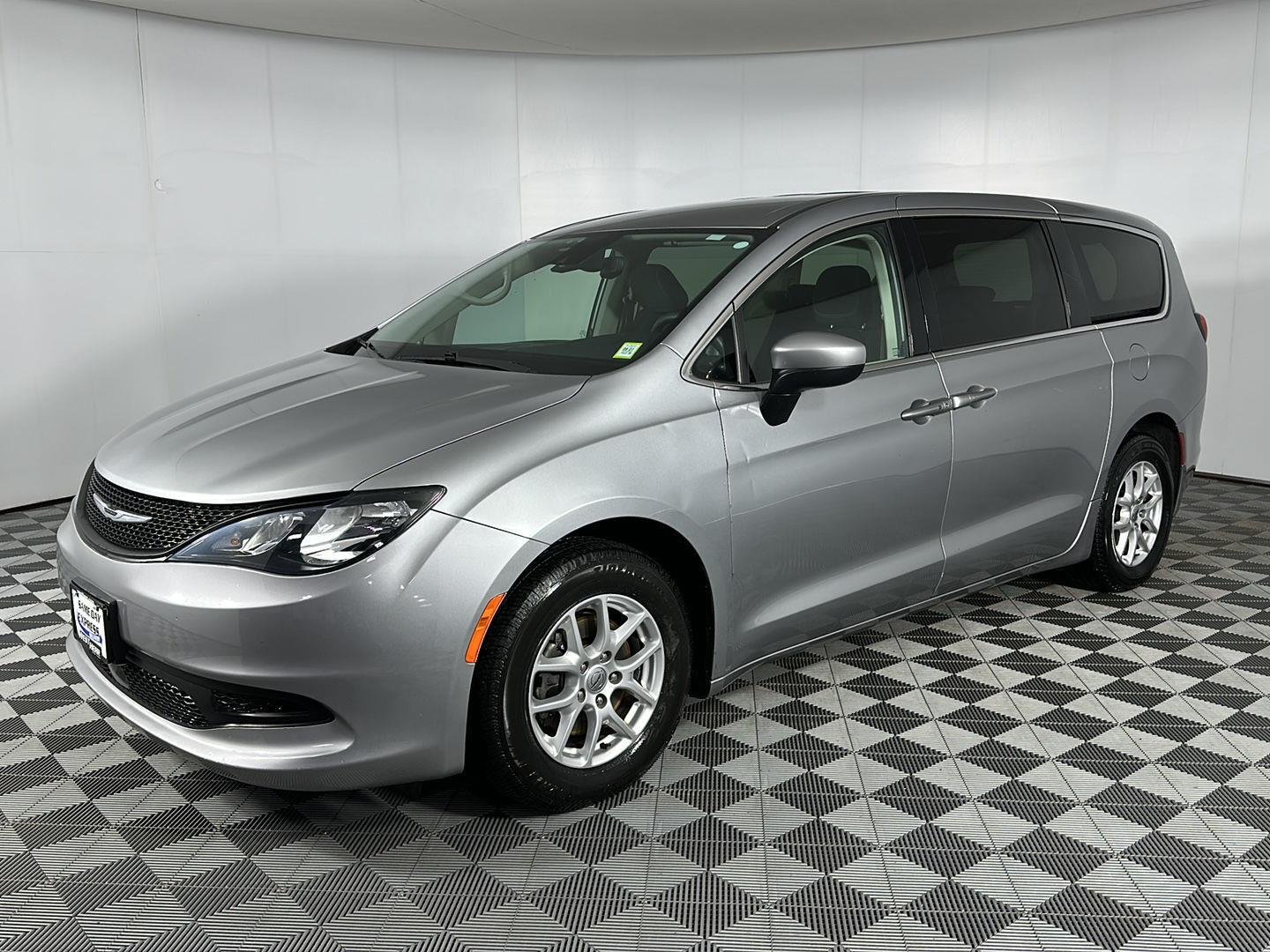 Used 2021 Billet Silver Metallic Clearcoat Chrysler LX image 4