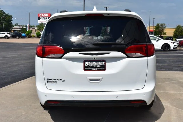 Used 2019 White Chrysler Touring L image 6