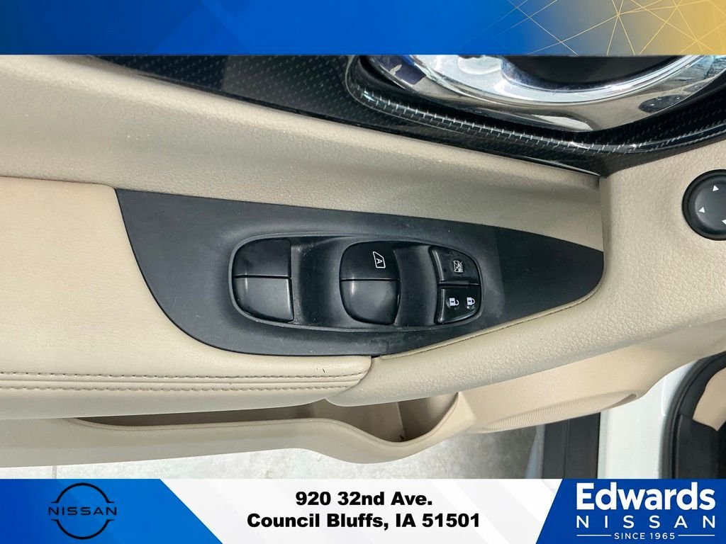 Used 2017 White Nissan  image 19