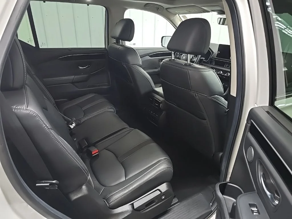 Used 2025 Platinum White Pearl Honda Touring image 18