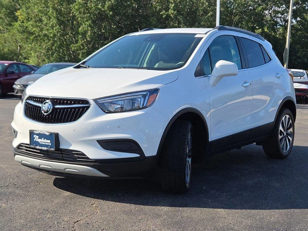 Used 2022 Summit White Buick Preferred image 3