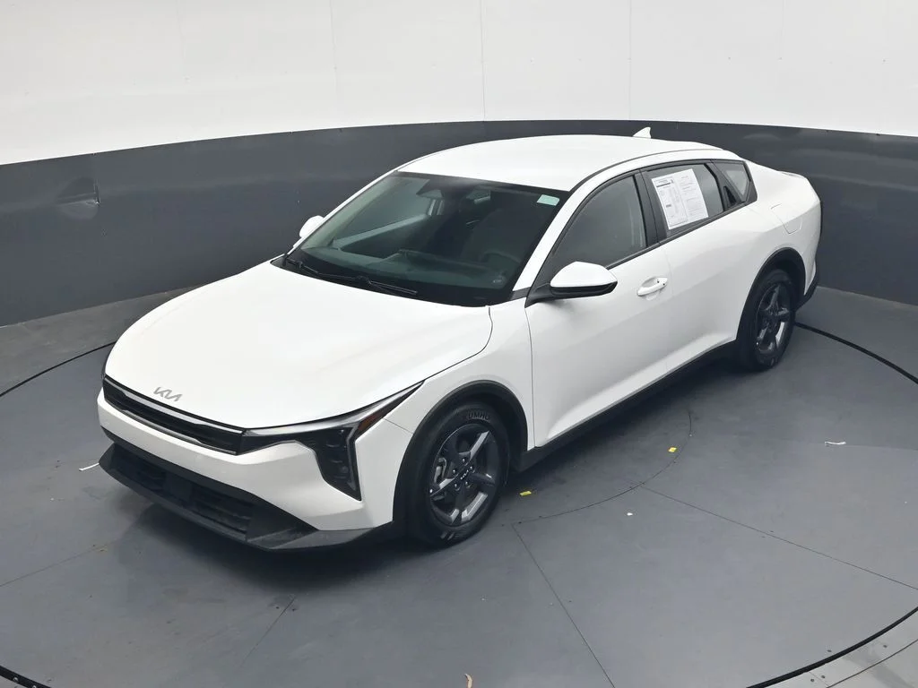 Used 2025 White Kia LXS image 30