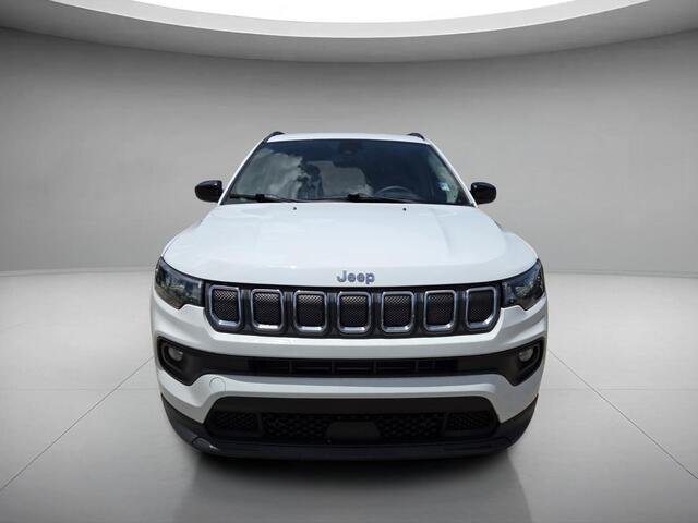 Used 2022 Bright White Clearcoat Jeep Latitude image 8