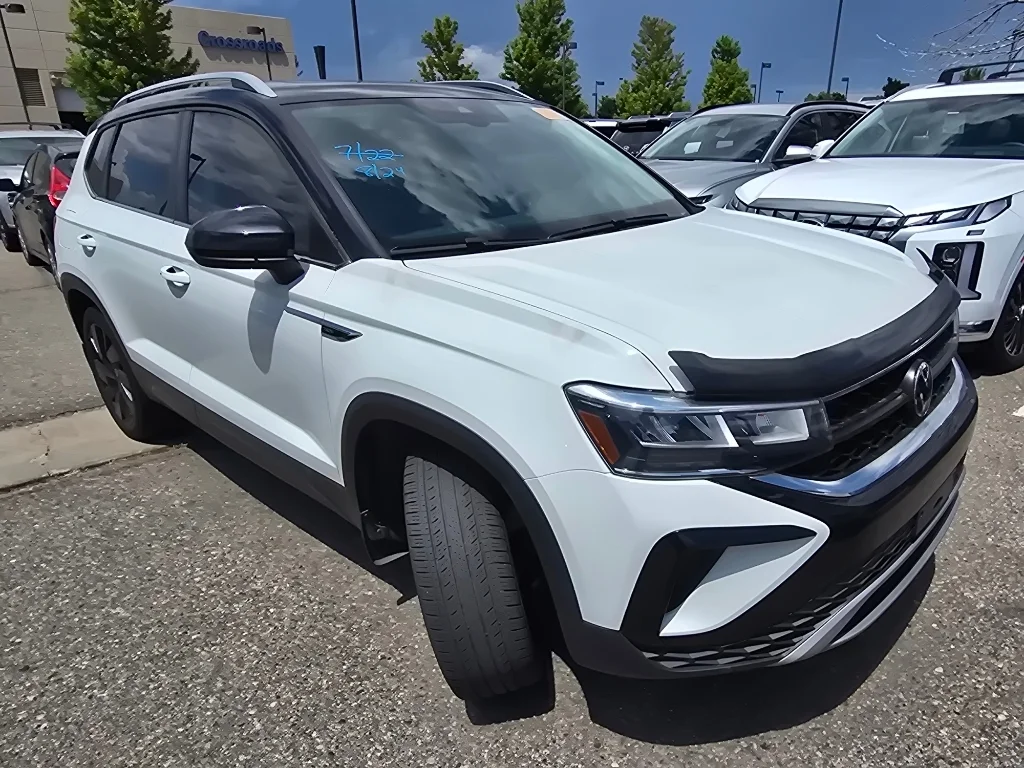 Used 2024 Pure White Volkswagen SE image 17