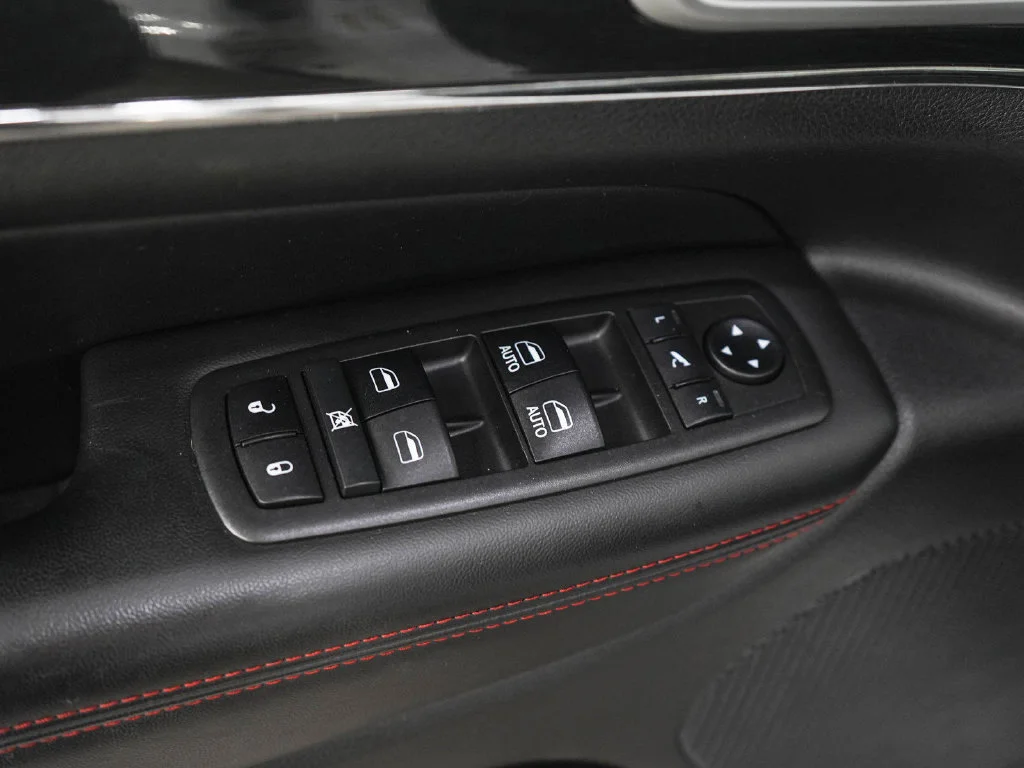 Used 2018 Bright White Clearcoat Jeep Trailhawk image 21