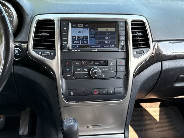 Used 2011 Blackberry Pearlcoat Jeep Laredo image 10