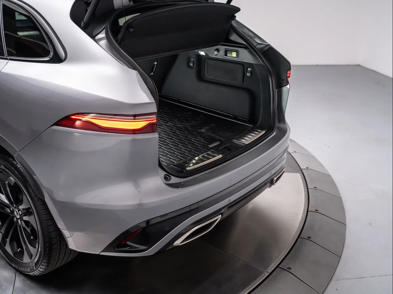 New 2025 Eiger Grey Jaguar R-Dynamic S P400 AWD Automatic image 32