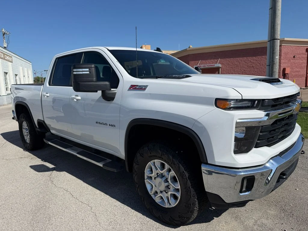 Used 2025 White Chevrolet LT image 10
