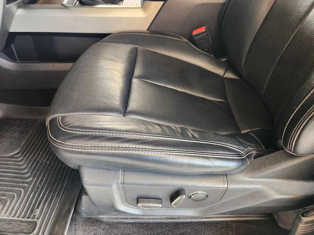 Used 2018 White Platinum Metallic Tri-Coat Ford LARIAT image 25