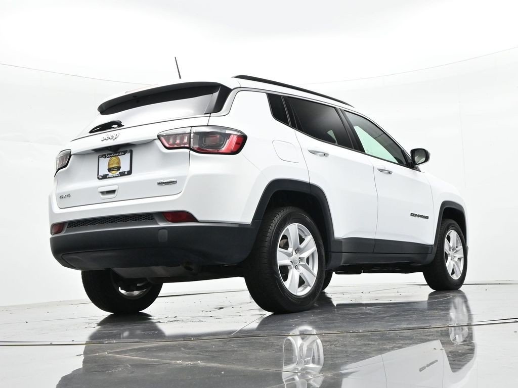 Used 2022 Bright White Clearcoat Jeep Latitude image 21
