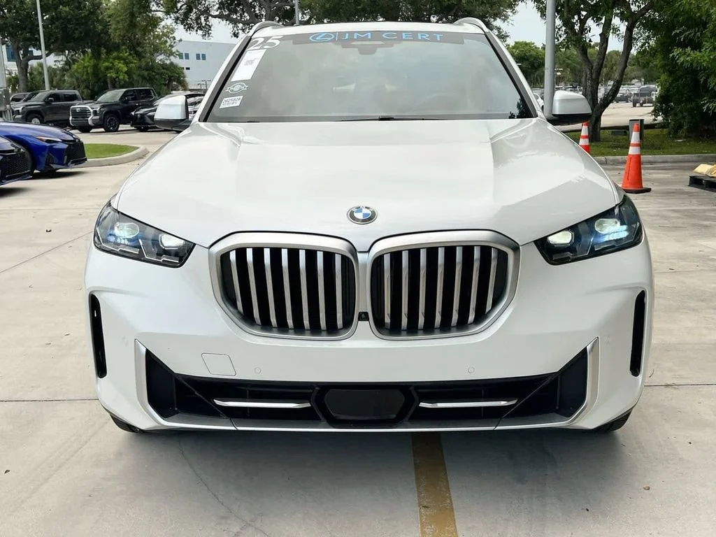 Used 2025 White Metallic BMW sDrive40i image 2
