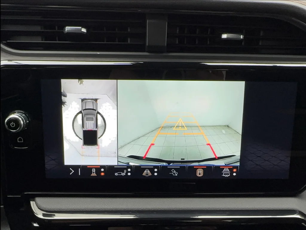 Used 2025 White GMC AT4 image 60
