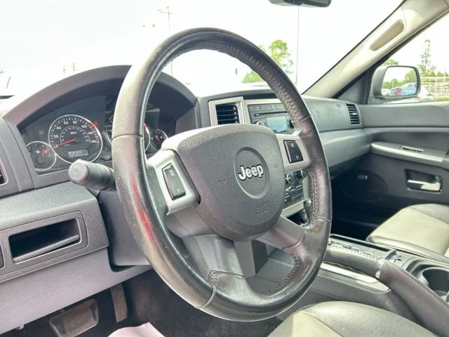 Used 2009 Light Graystone Pearl Jeep Laredo image 32