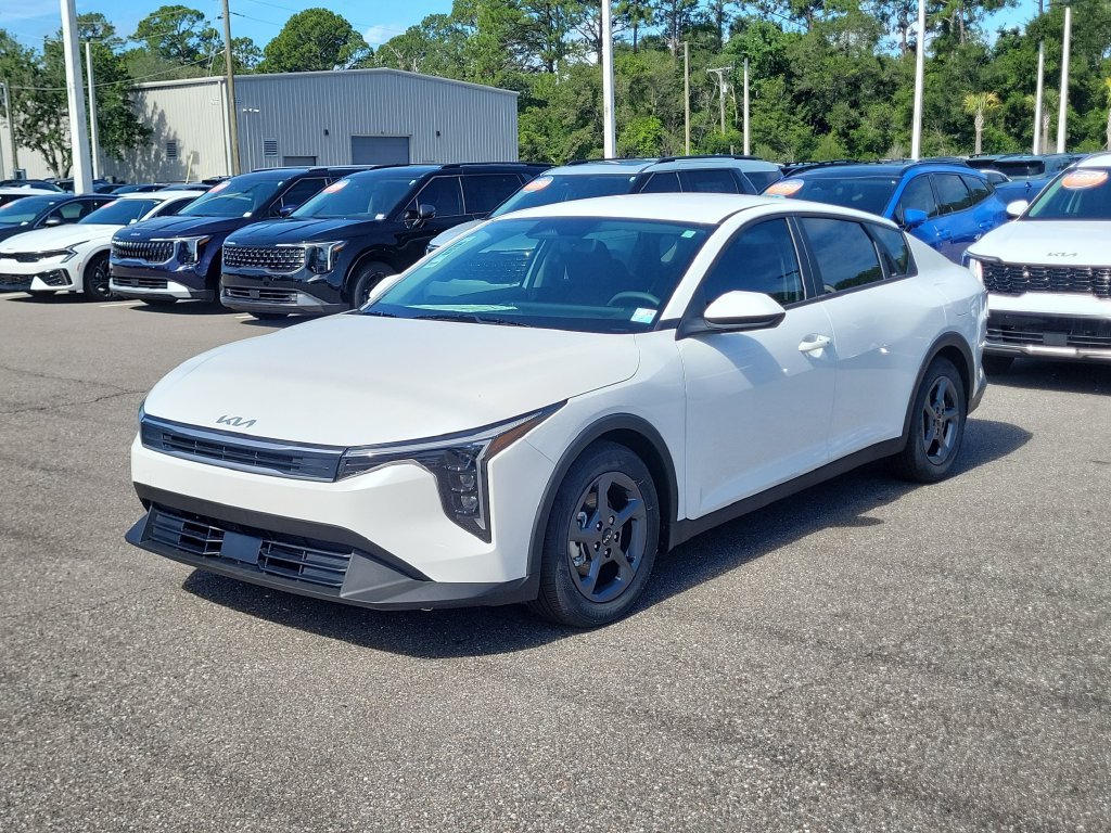 New 2026 Snow White Pearl Kia LXS image 3