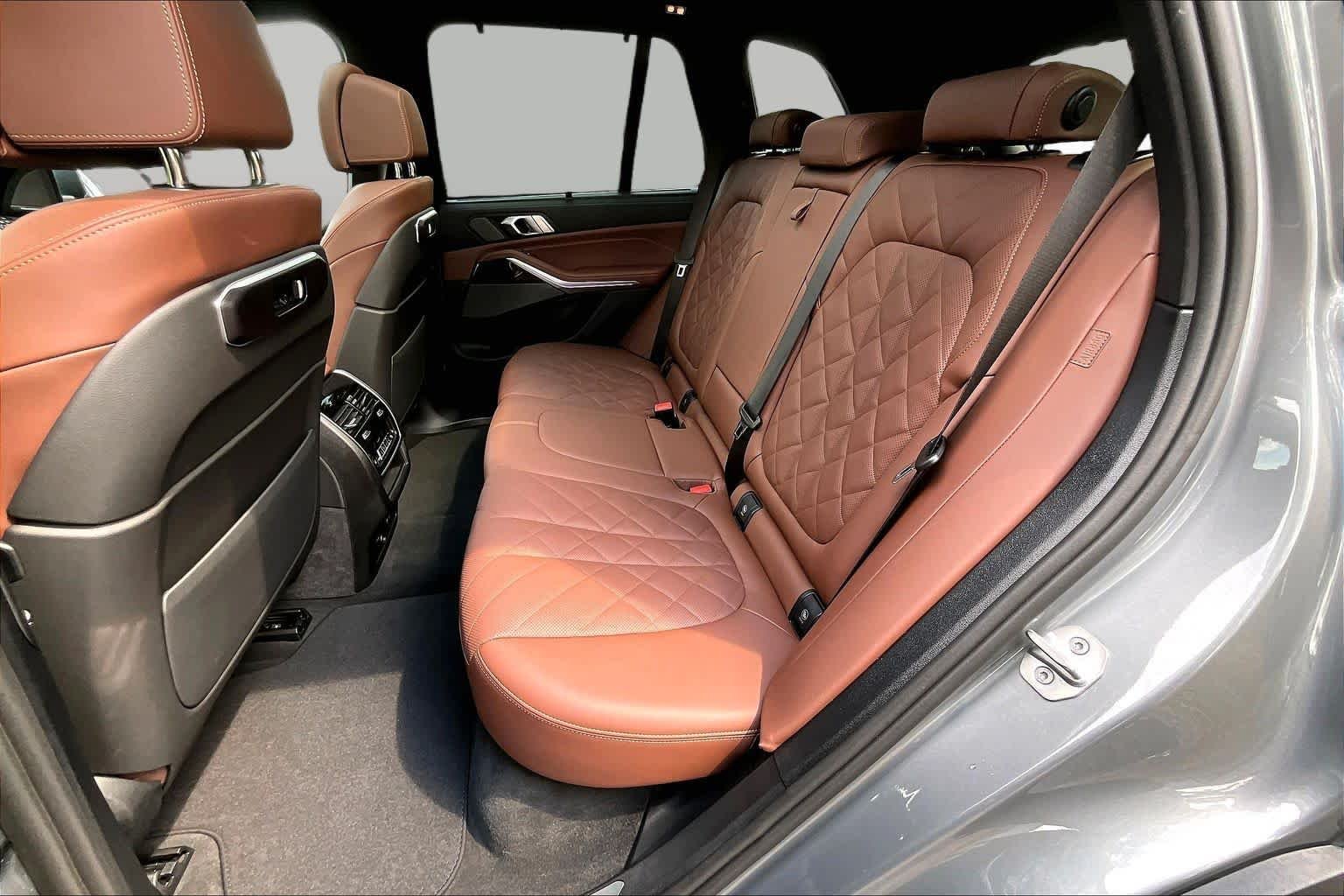 Used 2026 Skyscraper Grey Metallic BMW xDrive40i image 21