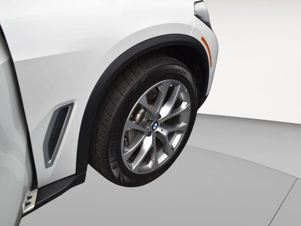 Used 2022 White BMW sDrive40i image 30