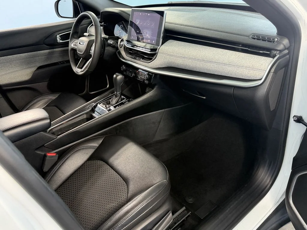 Used 2024 White Jeep Latitude image 16