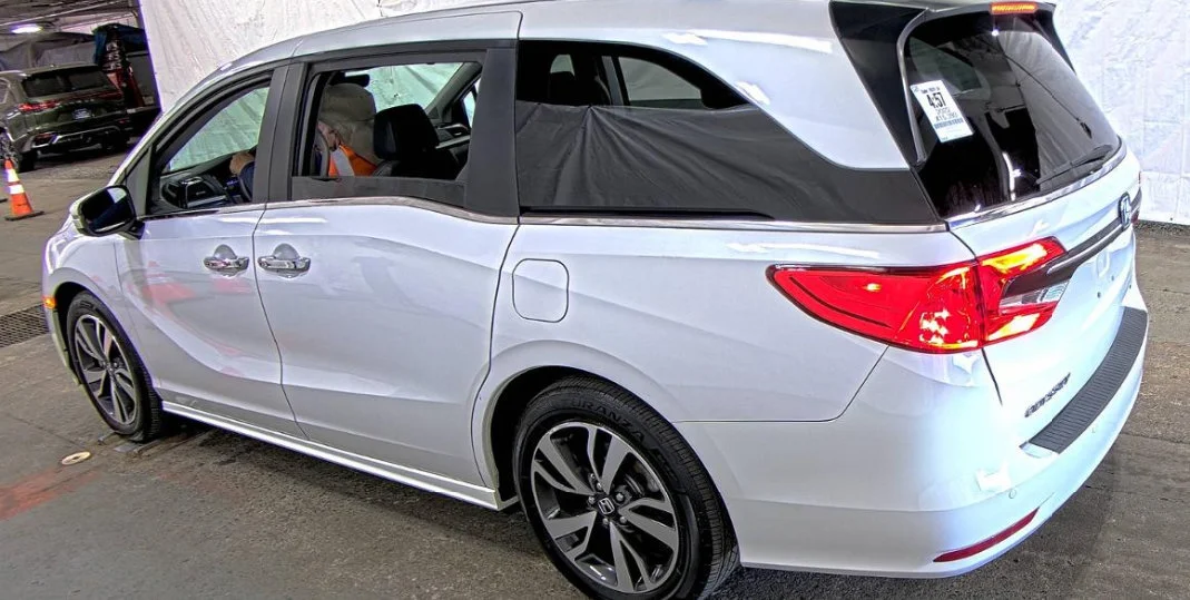 Certified Used 2023 Platinum White Pearl Honda Touring image 8