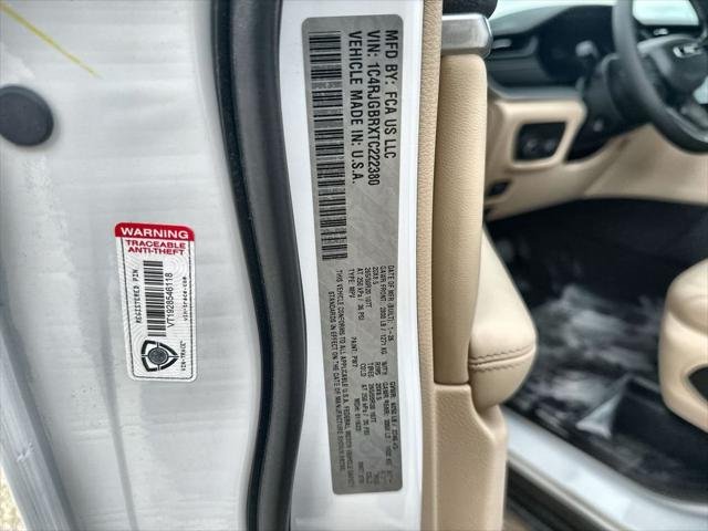 New 2026 Bright White Clear-Coat Exterior Paint Jeep Limited image 44