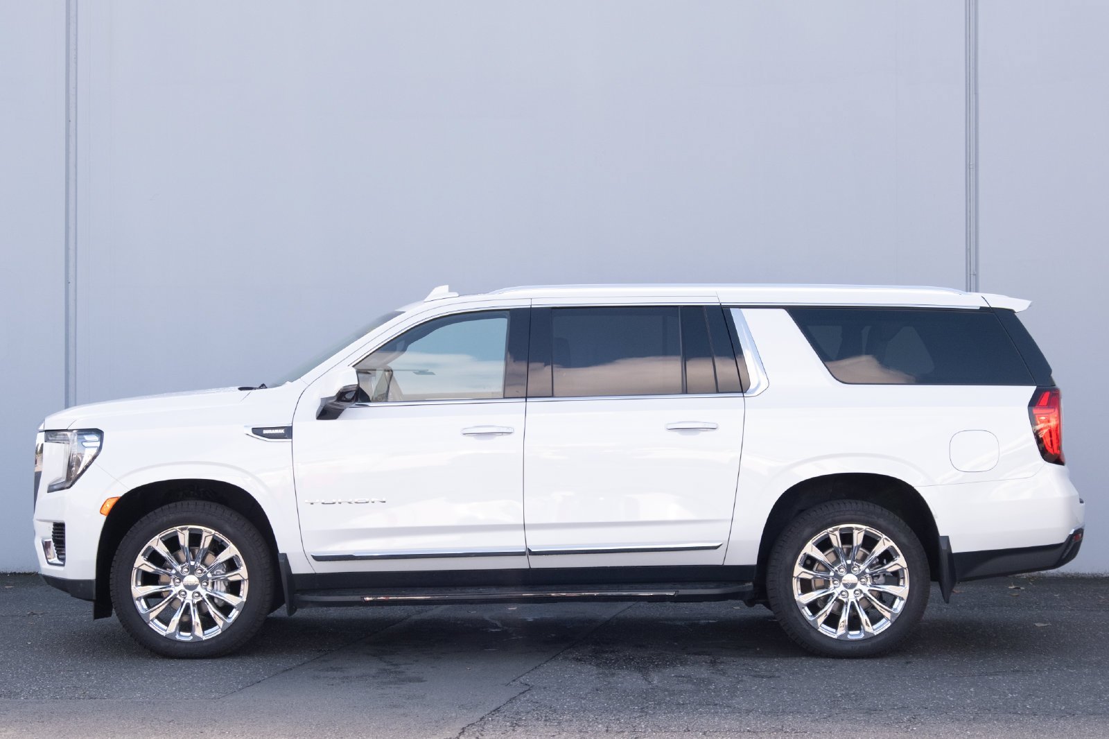 Used 2024 White Frost Tricoat GMC SLT image 29