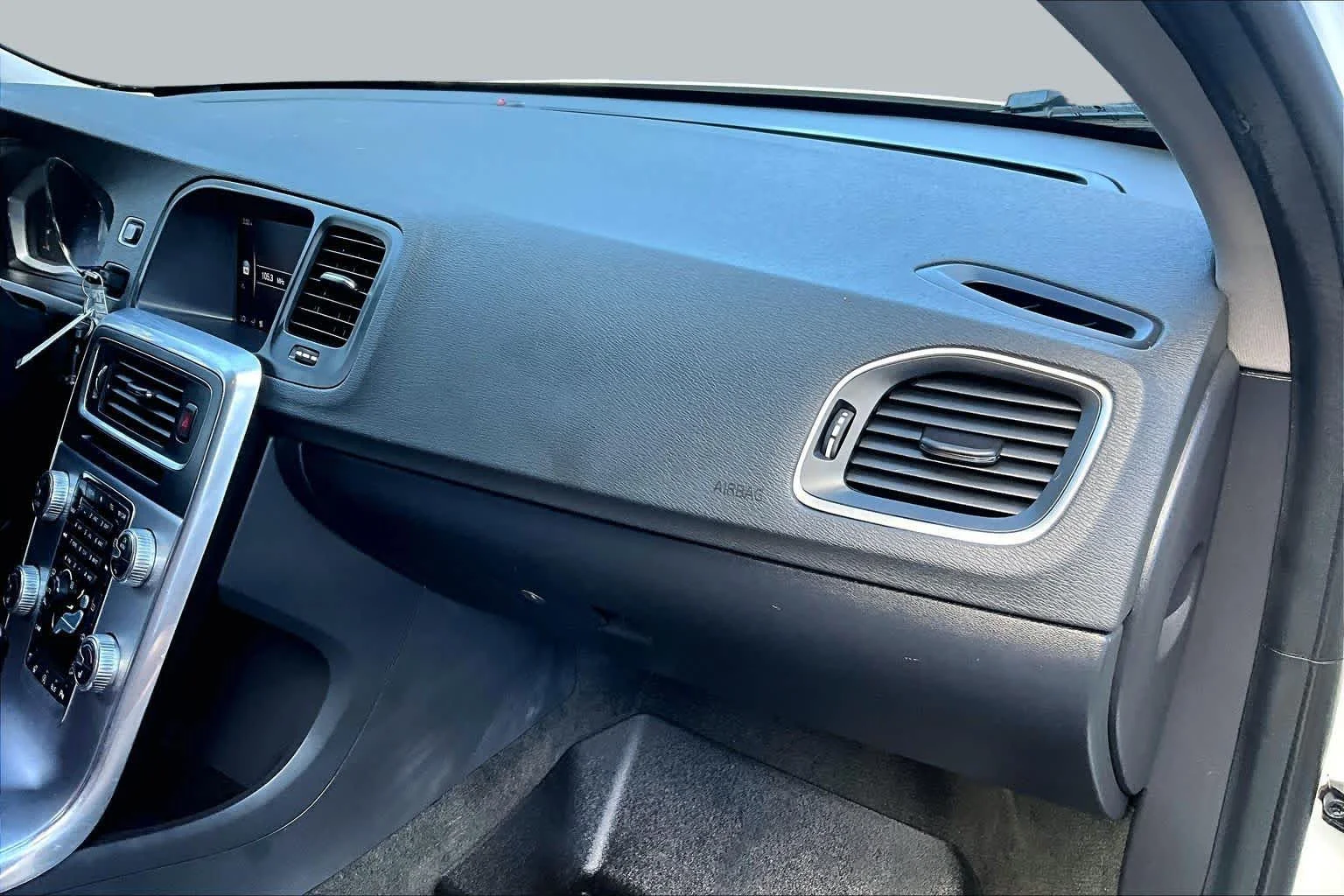 Used 2018 Crystal White Pearl Metallic Volvo  image 18