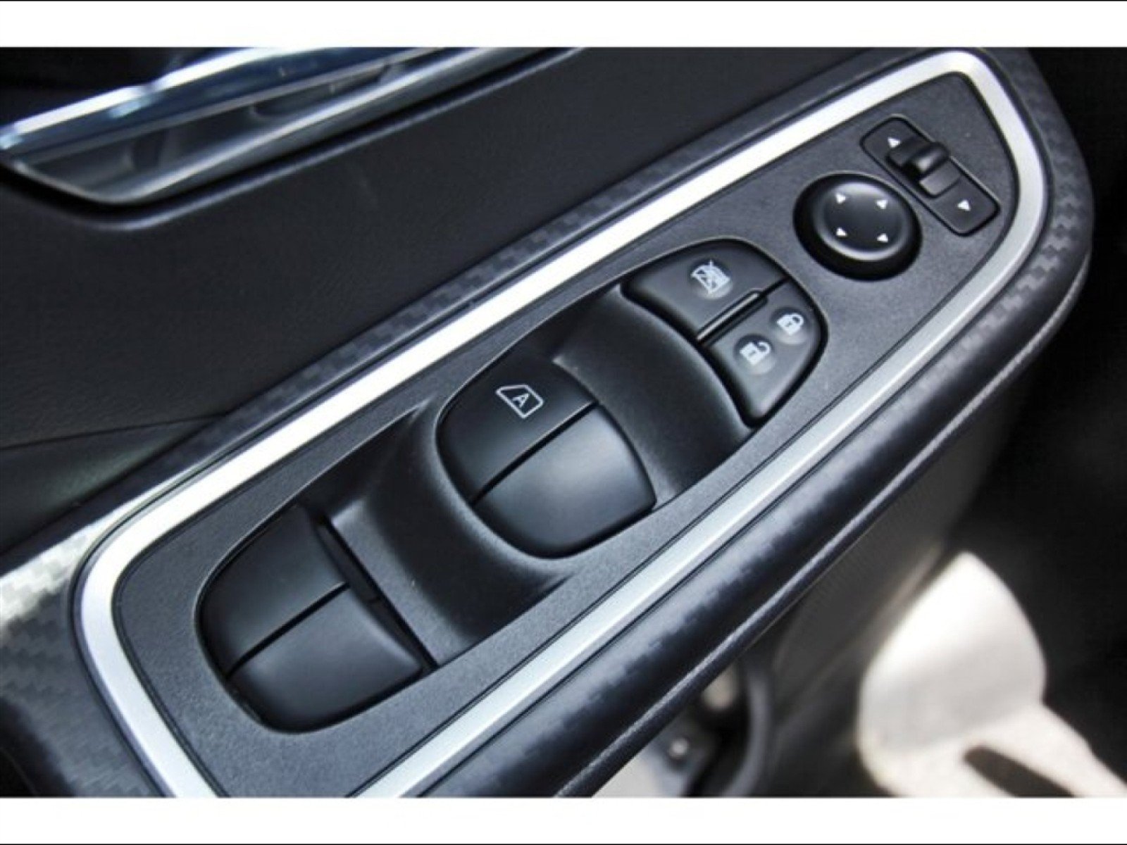 2025 Nissan Versa Sedan SR - Photo 12