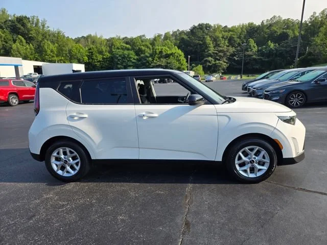 Used 2023 White Kia S image 9