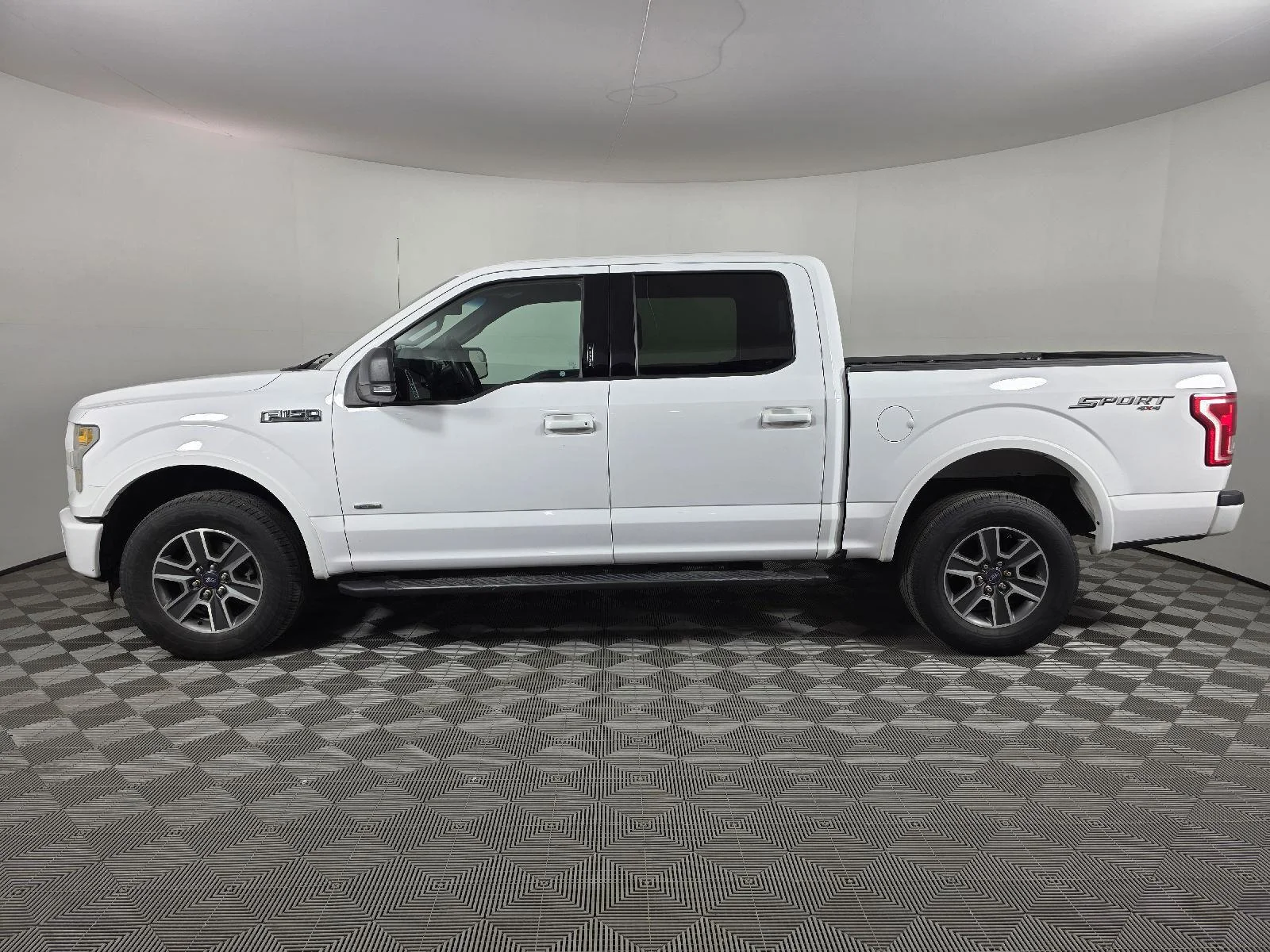 Used 2016 Oxford White Ford XLT image 3