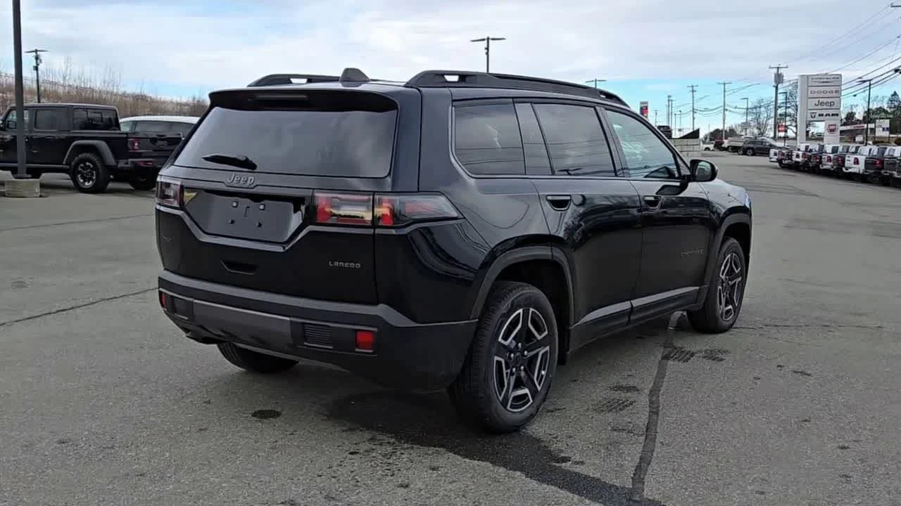 New 2026 Diamond Black Crystal Pearl-Coat Exterior Paint Jeep Laredo image 8