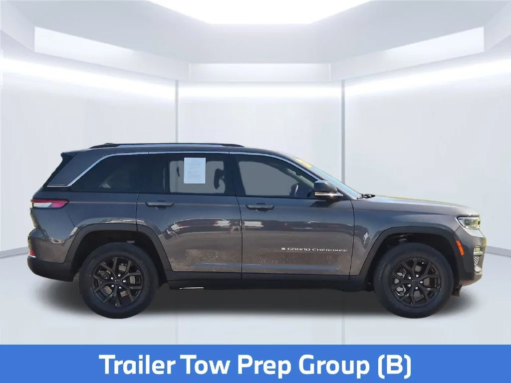 Used 2022  Jeep Limited image 8