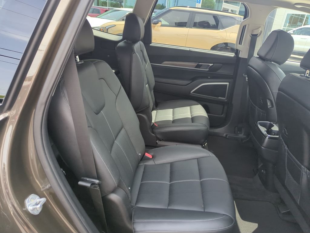 Used 2021 Green Kia EX image 35