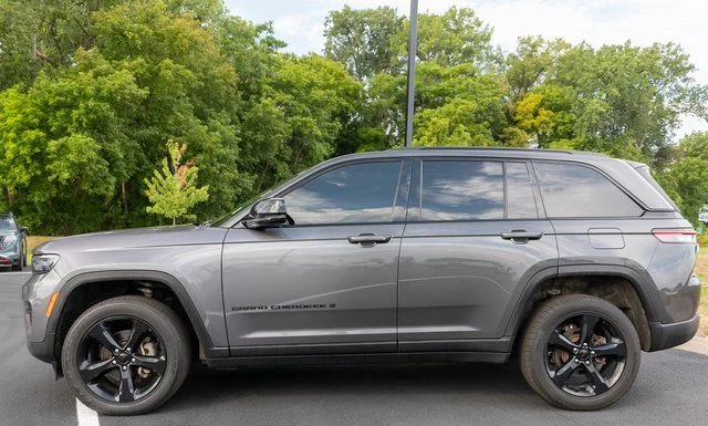 Used 2025 Gray Jeep Altitude X image 9