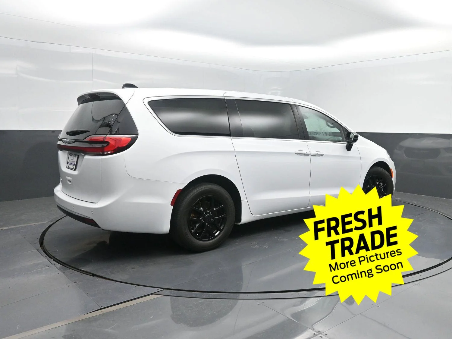 2025 Chrysler Pacifica Select's photo