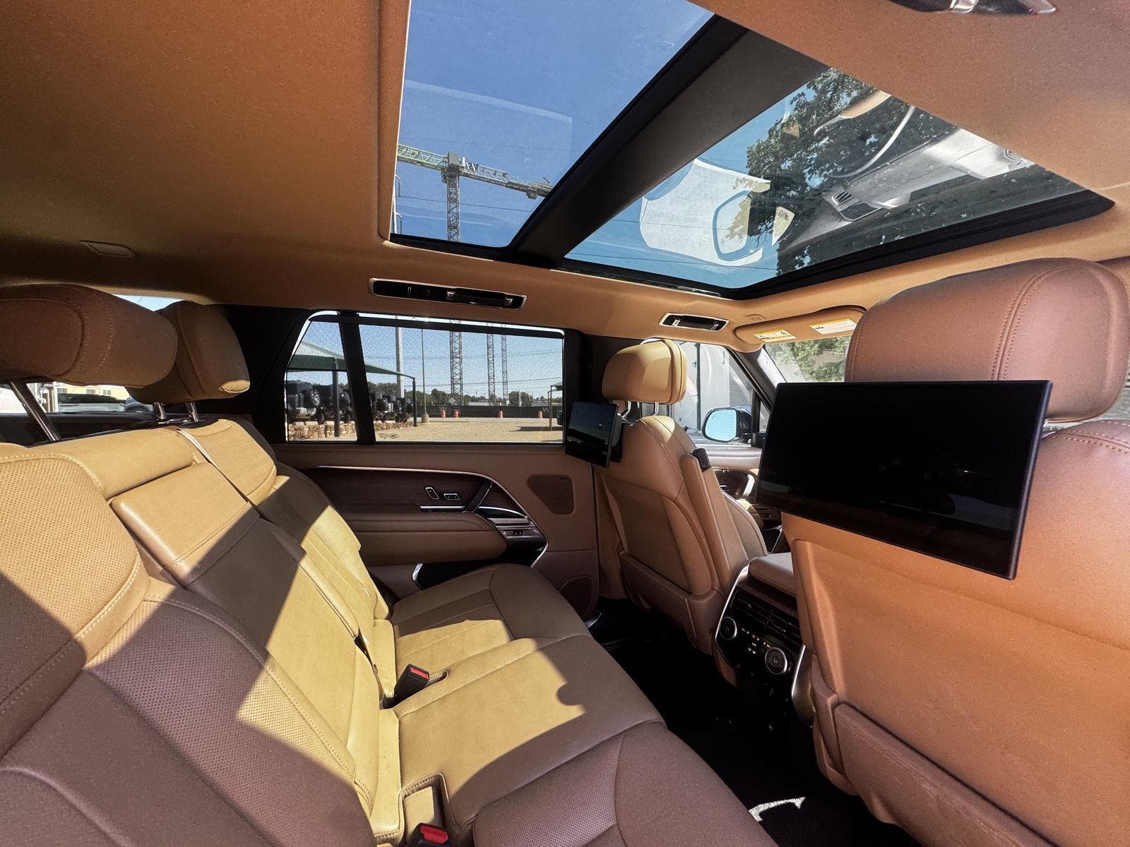 Used 2024 White Land Rover SE image 15
