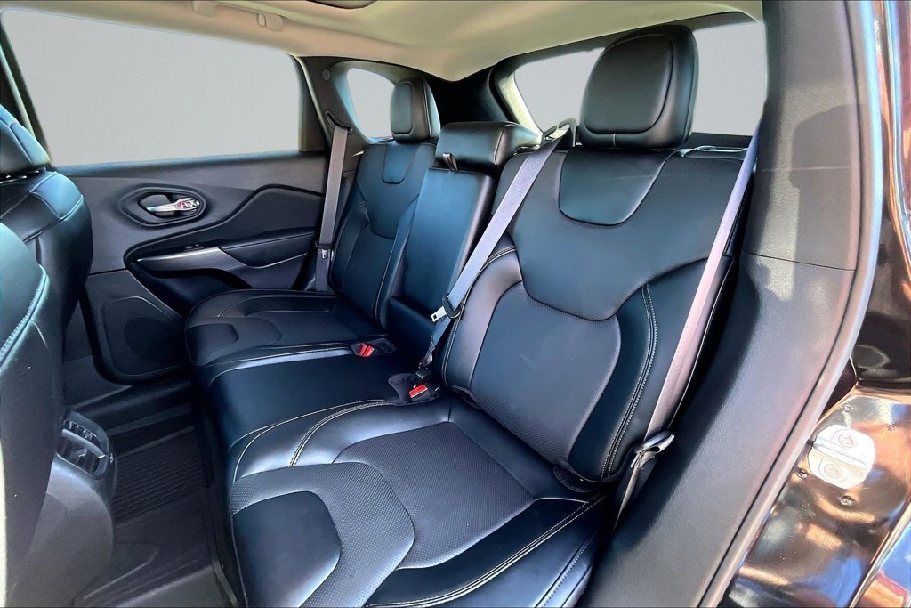 Used 2022 Black Jeep Latitude Lux image 24