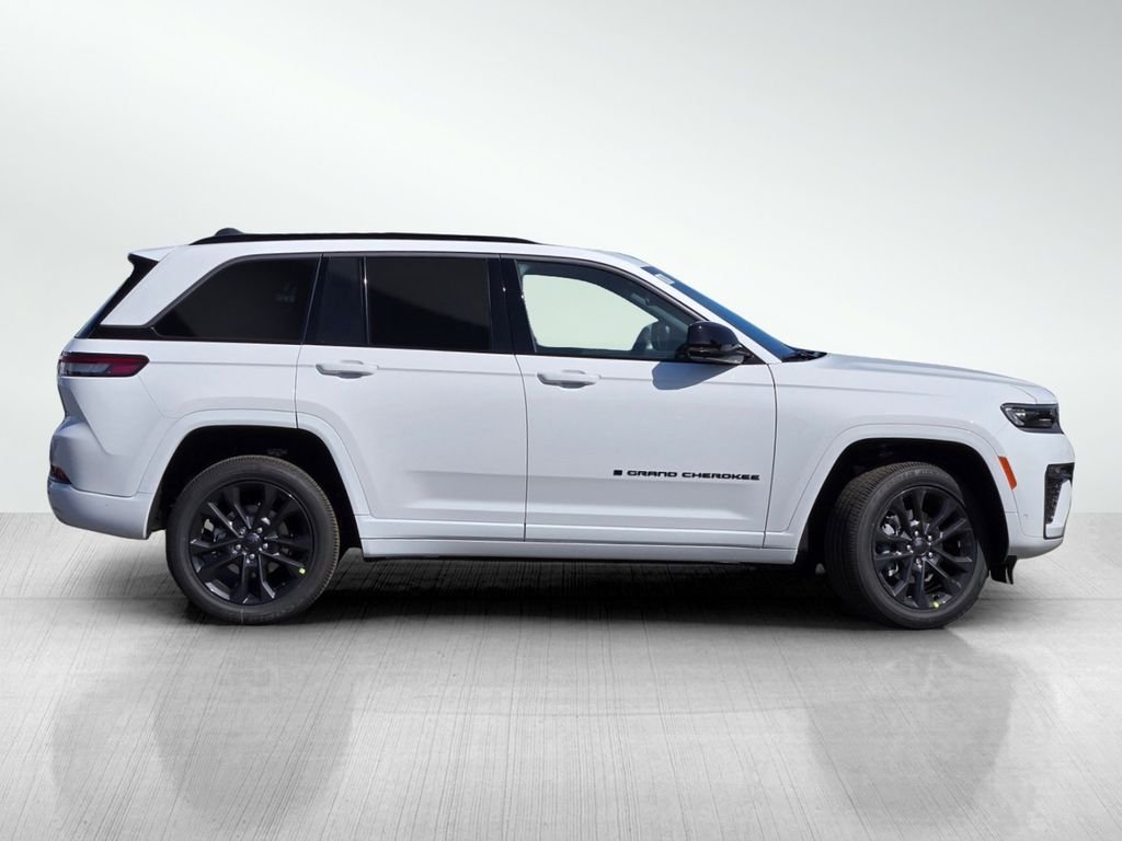 New 2026 Bright White Clear-Coat Exterior Paint Jeep Limited Reserve image 3