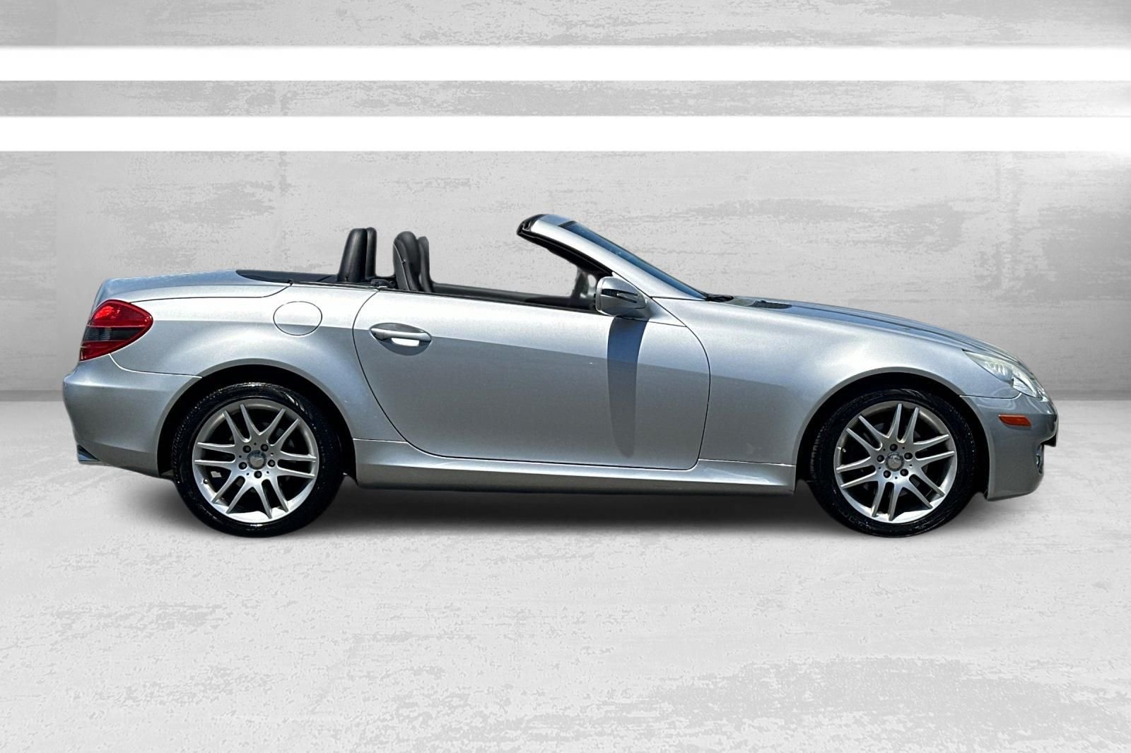 Used 2009 Silver Mercedes-Benz SLK 300 image 3