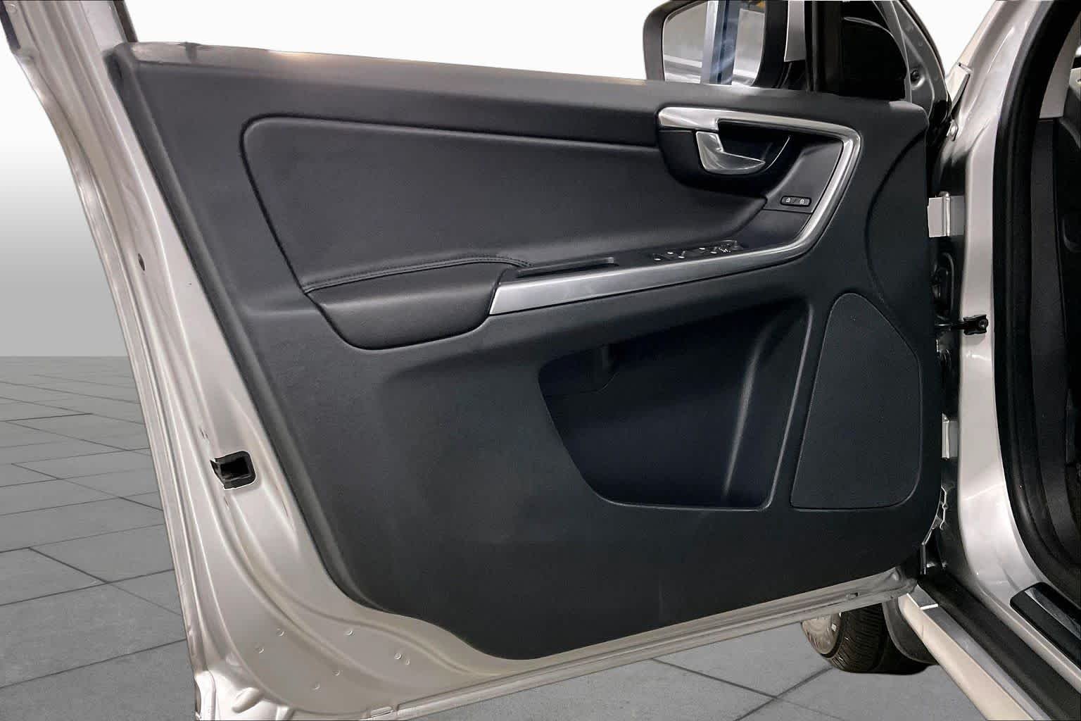 Used 2016 Bright Silver Metallic Volvo T5 Premier image 22