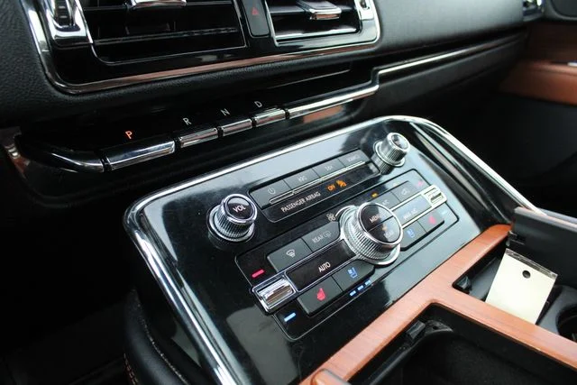 Used 2019 White Lincoln Reserve image 16