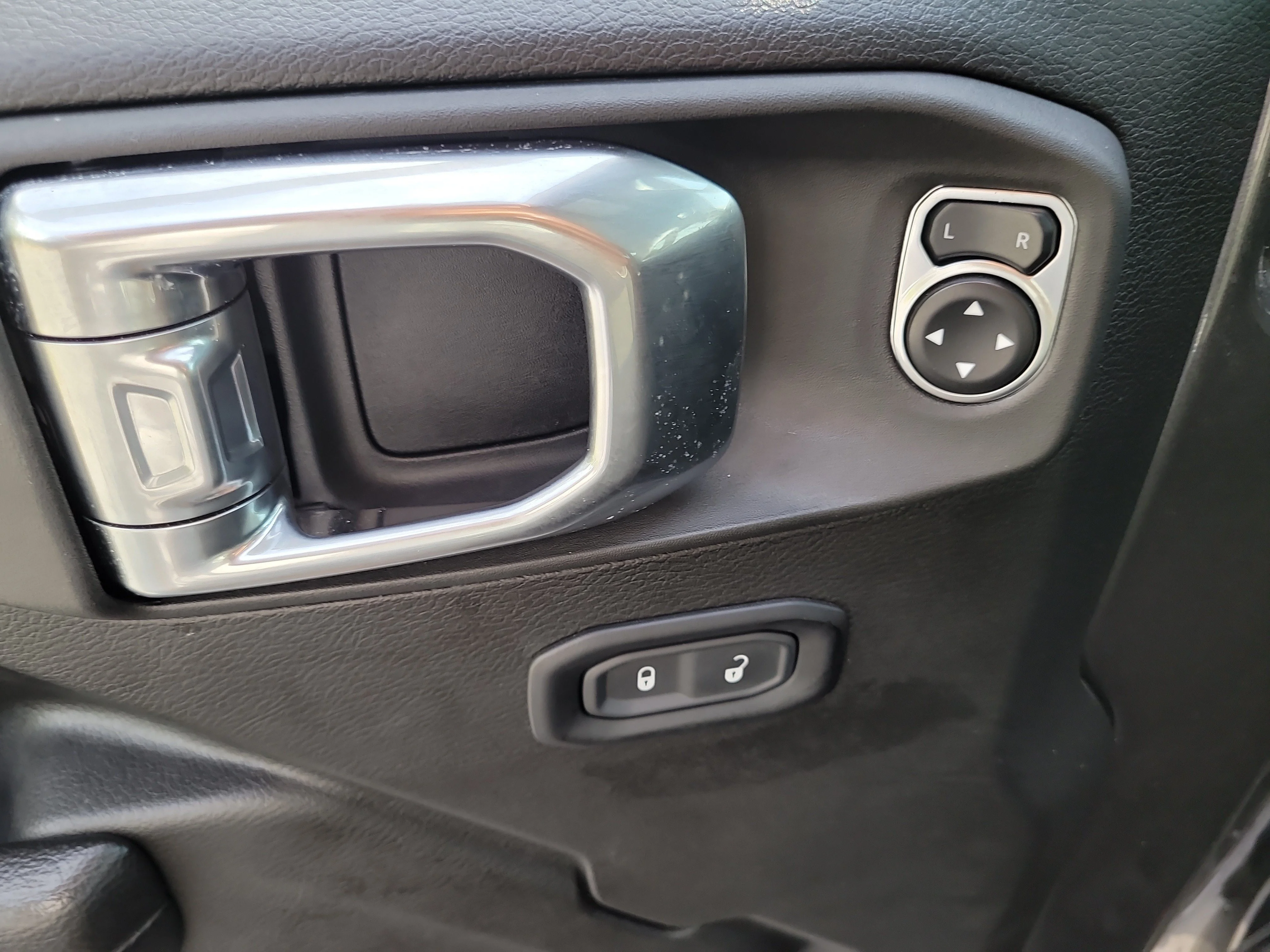 Used 2023 Granite Crystal Metallic Clearcoat Jeep Sport S image 17