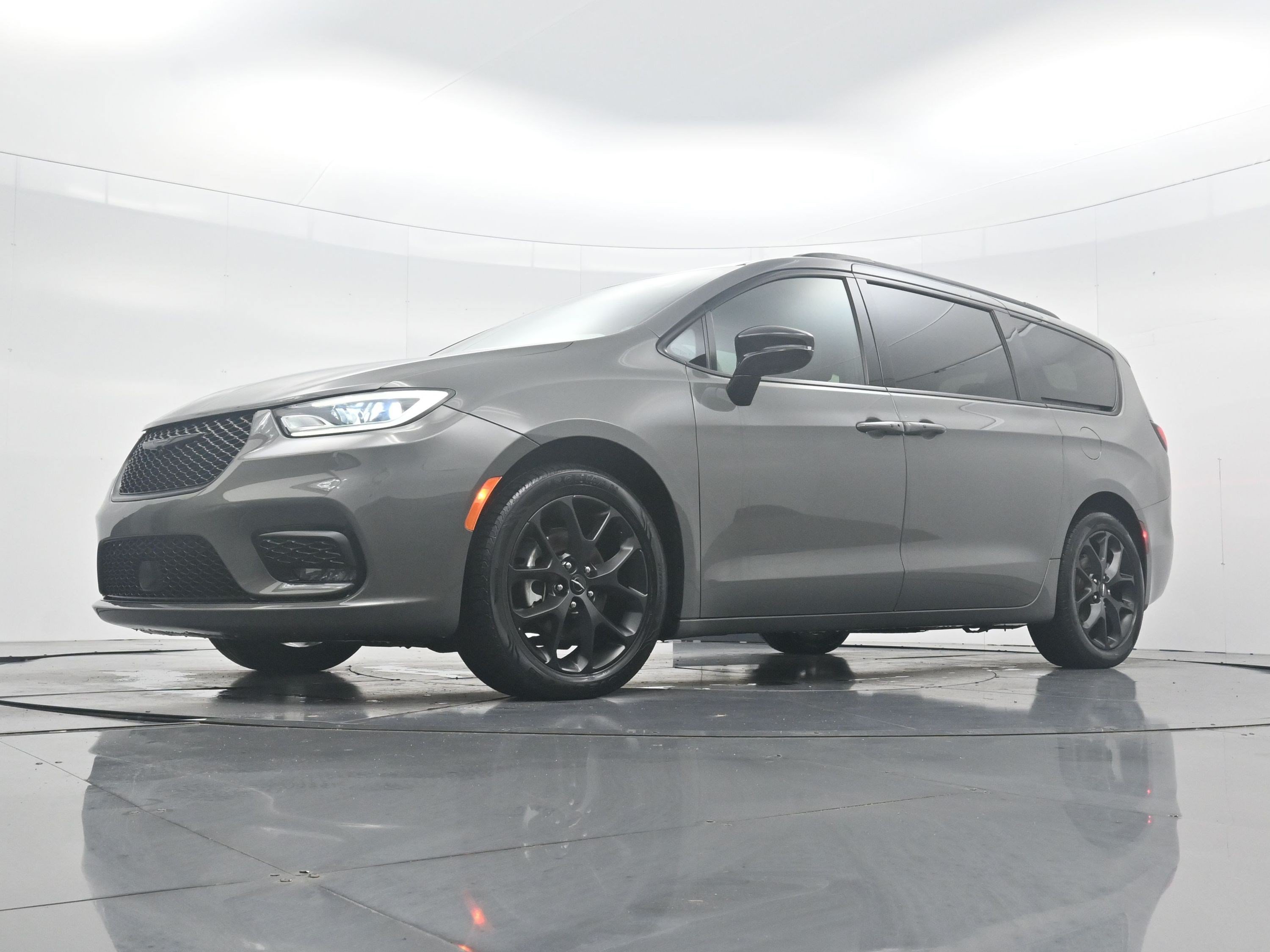 Used 2025 Ceramic Gray Clearcoat Chrysler Limited image 25