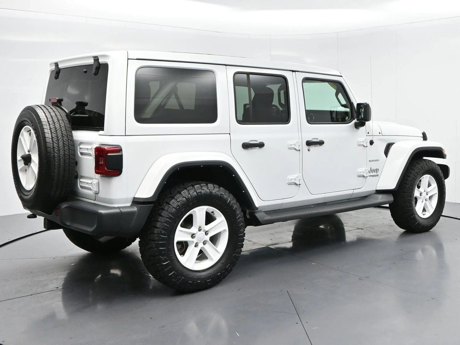 Used 2022 Bright White Clearcoat Jeep Unlimited Sahara image 7