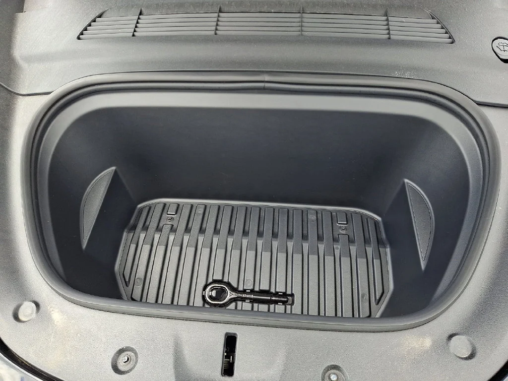 Used 2023  Tesla Long Range image 29