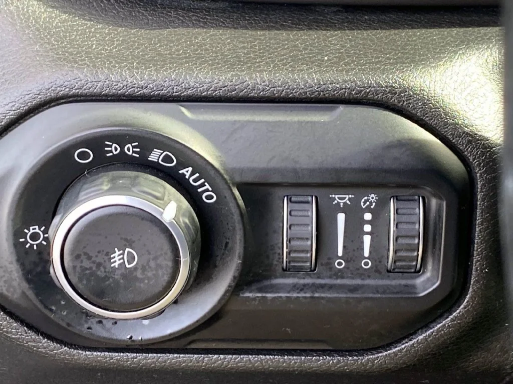 Used 2019 Gray Clearcoat Jeep Sport S image 22